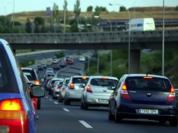 Coches circulando por la carretera Coches circulando por la carretera
