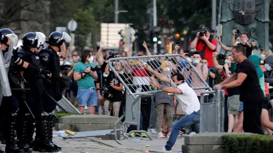 Los manifestantes lanzaron objetos a la Policía frente al Parlamento serbio en Belgrado Los manifestantes lanzaron objetos a la Policía frente al Parlamento serbio en Belgrado