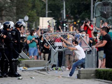 Los manifestantes lanzaron objetos a la Policía frente al Parlamento serbio en Belgrado Los manifestantes lanzaron objetos a la Policía frente al Parlamento serbio en Belgrado