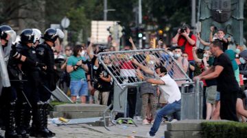 Los manifestantes lanzaron objetos a la Policía frente al Parlamento serbio en Belgrado