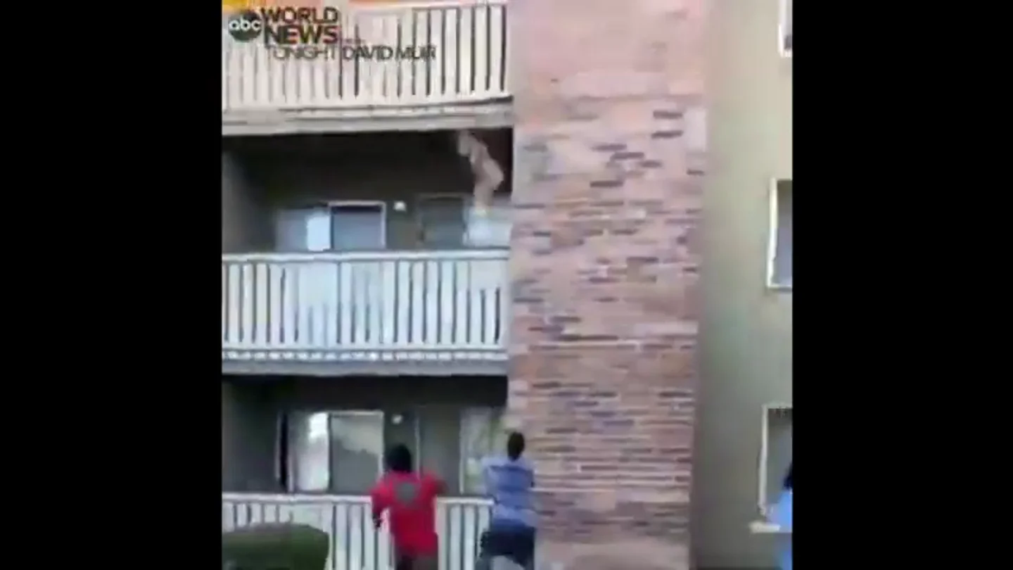 Estremecedor vídeo: arrojan a un niño desde un balcón para salvarle de un incendio y un hombre lo coge al vuelo Estremecedor vídeo: arrojan a un niño desde un balcón para salvarle de un incendio y un hombre lo coge al vuelo
