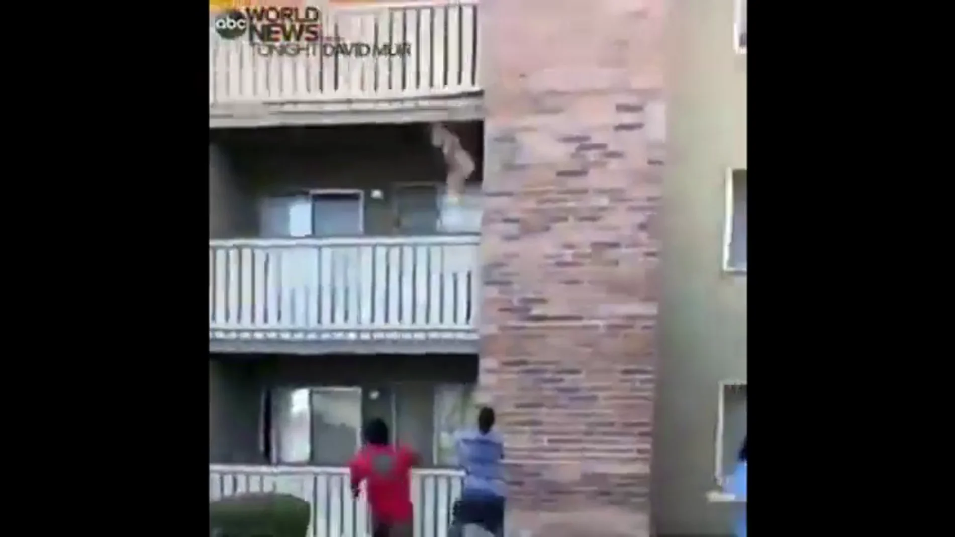 Estremecedor vídeo: arrojan a un niño desde un balcón para salvarle de un incendio y un hombre lo coge al vuelo 