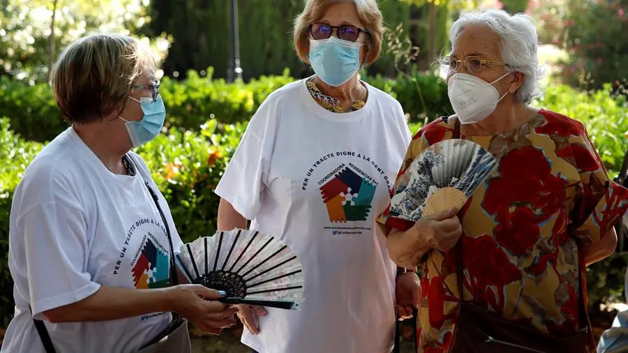 Un grupo de mujeres con mascarilla