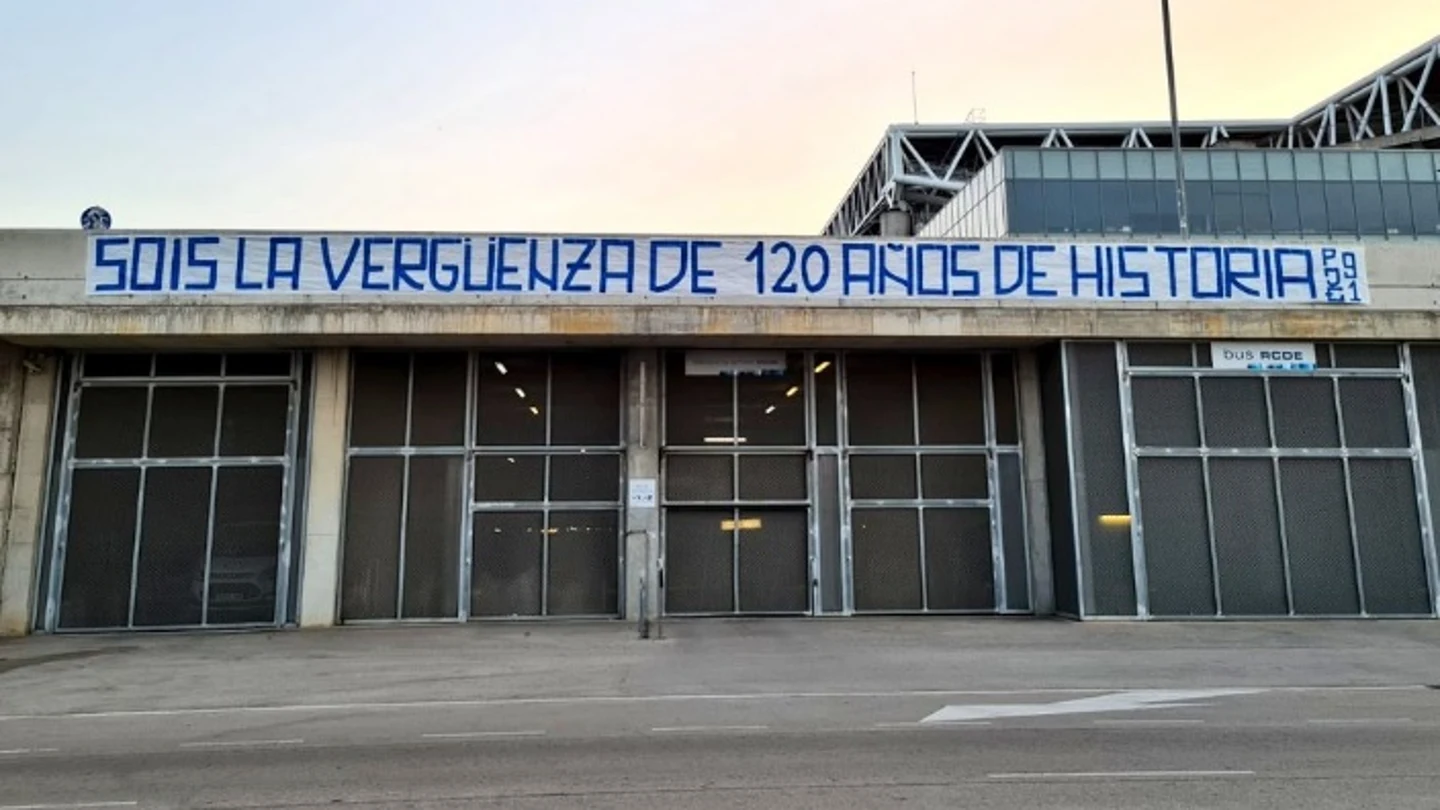 Pancarta en la ciudad deportiva del Espanyol Pancarta en la ciudad deportiva del Espanyol