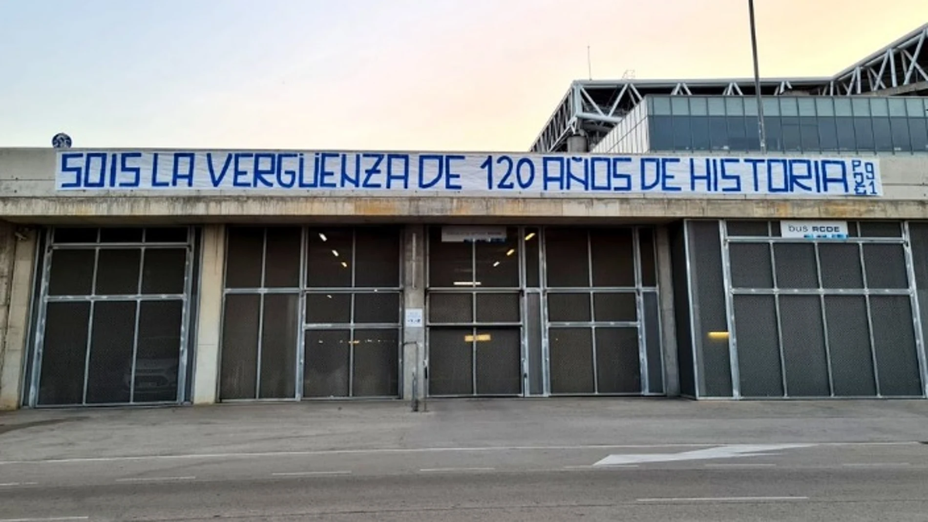 Pancarta en la ciudad deportiva del Espanyol