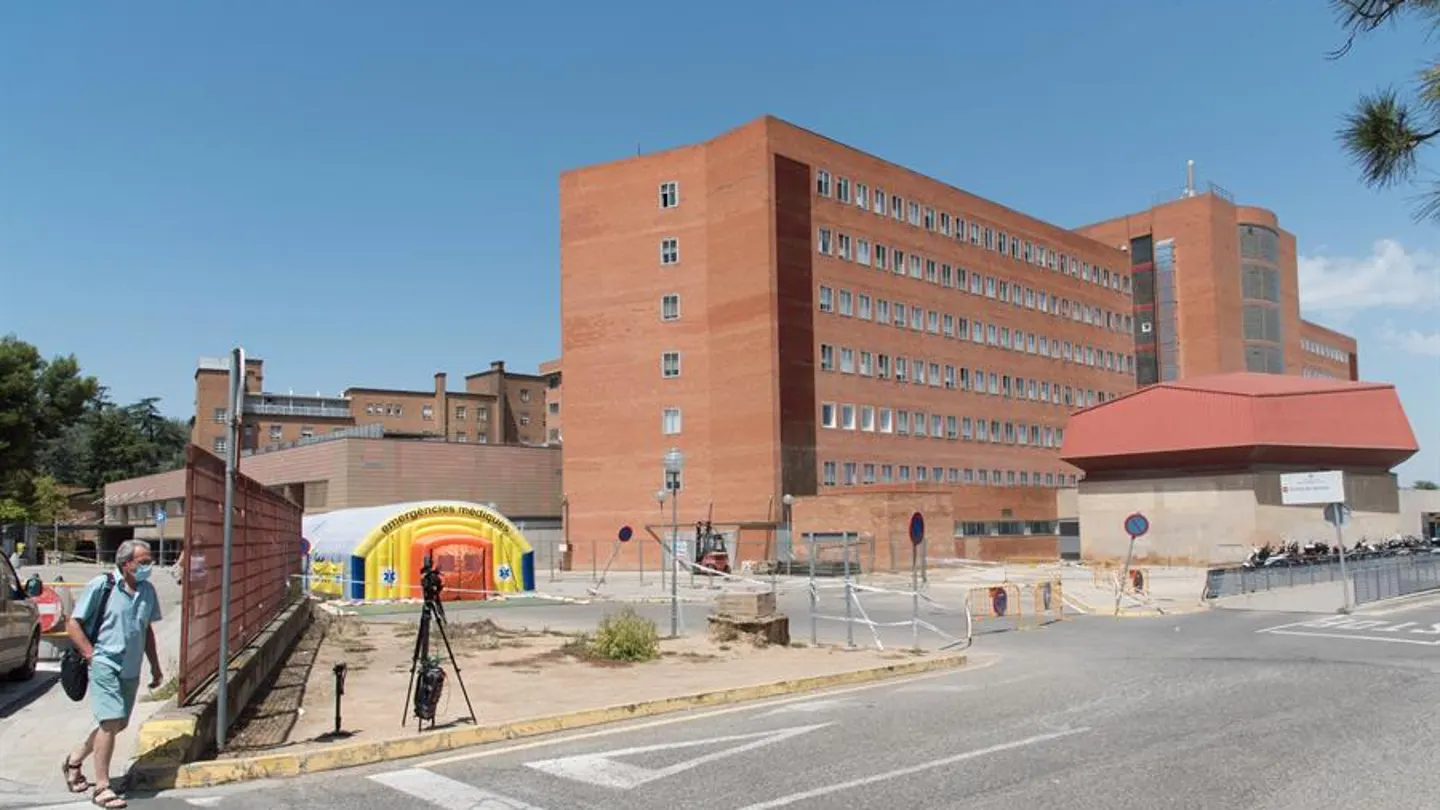 Un señor pasa ante el Hospital Arnau de Vilanova de Lleida Un señor pasa ante el Hospital Arnau de Vilanova de Lleida