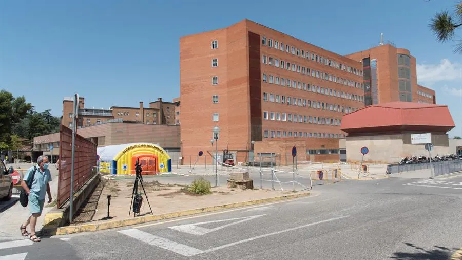 Un señor pasa ante el Hospital Arnau de Vilanova de Lleida