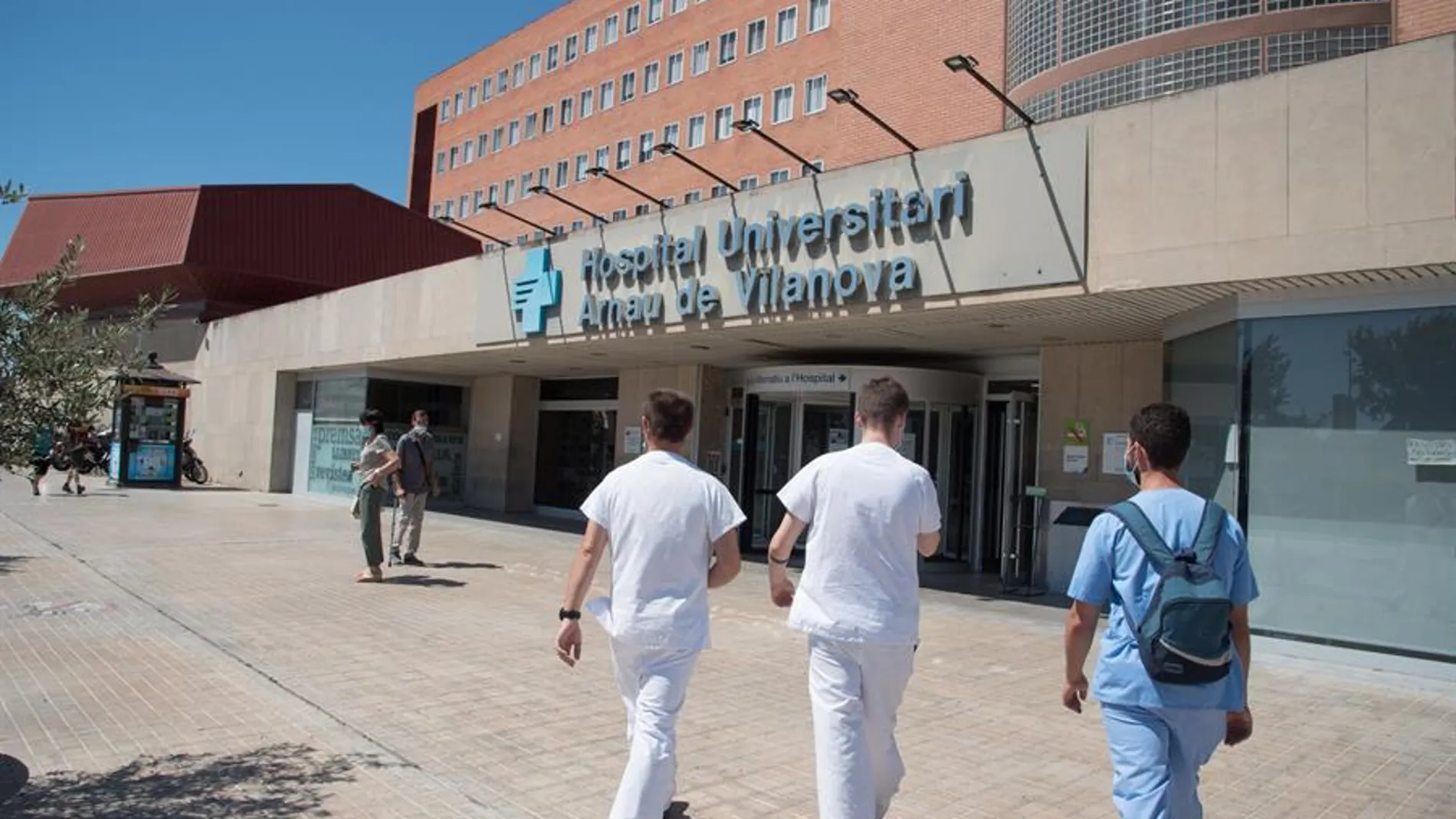 Vista de la entrada del Hospital Arnau de Vilanova de Lleida.