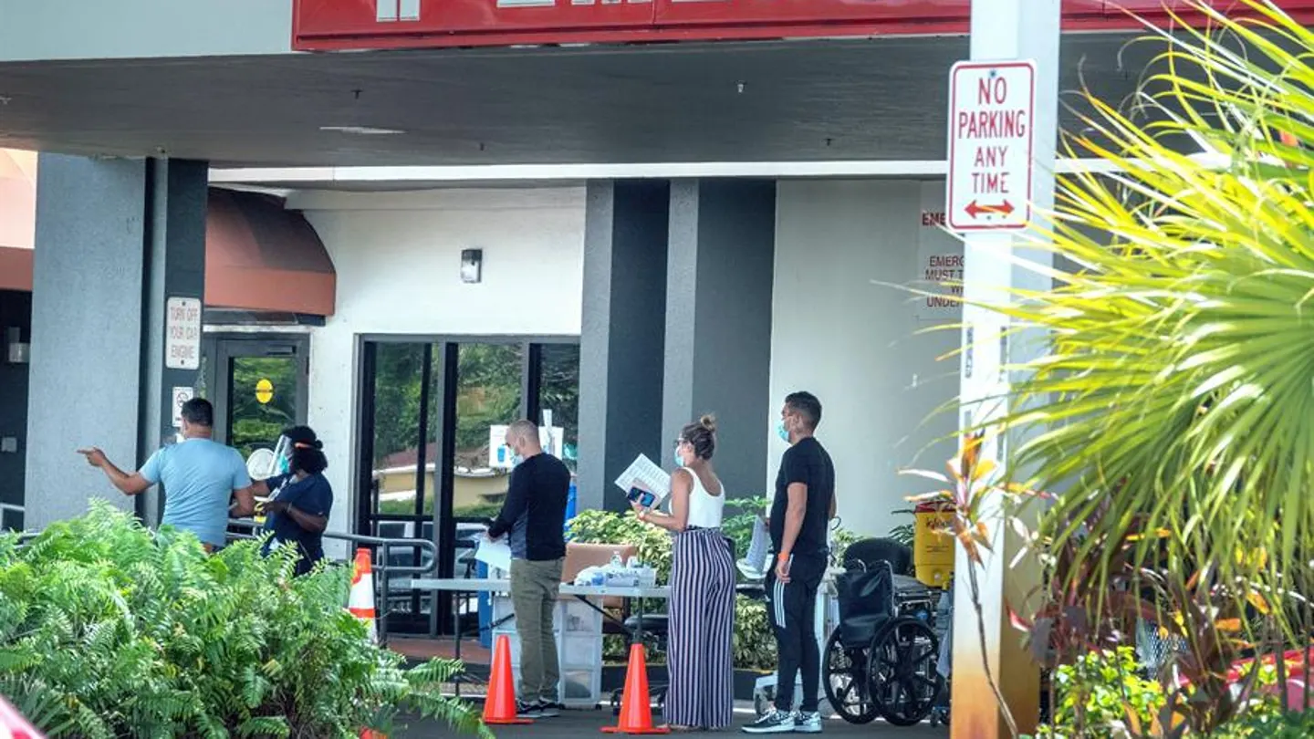 Cola a las puertas del Hospital Hialeah, en Hialeah, Florida, Cola a las puertas del Hospital Hialeah, en Hialeah, Florida,