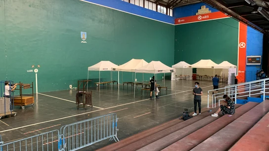 El Ayuntamiento de Ordizia ha comenzado esta mañana a preparar el montaje de los colegios electorales para las elecciones autonómicas vascas Elecciones autonómicas vascas 12-J