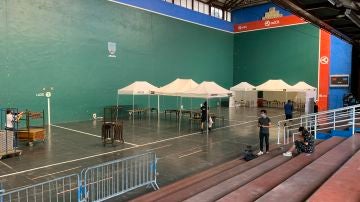 El Ayuntamiento de Ordizia ha comenzado esta mañana a preparar el montaje de los colegios electorales para las elecciones autonómicas vascas
