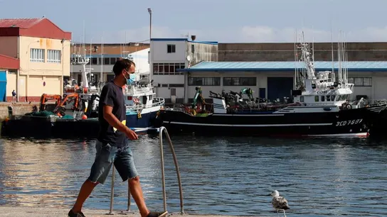 Un trabajador camina por el puerto de Burela, el municipio de A Mariña con más afectados por el brote de coronavirus. Un trabajador camina por el puerto de Burela, el municipio de A Mariña con más afectados por el brote de coronavirus.