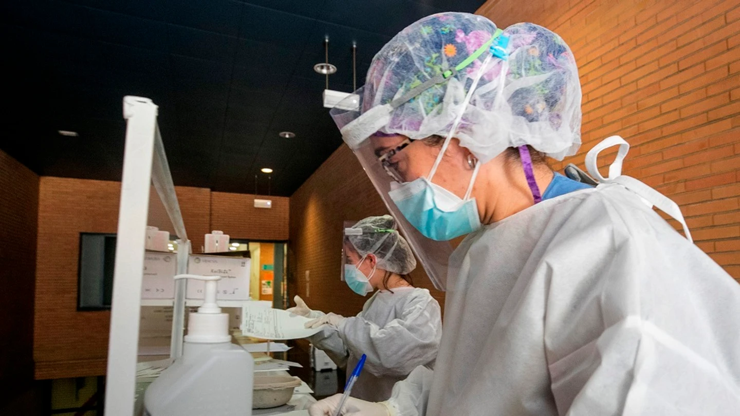 Sanitarias esperan la llegada de pacientes a los que realizar test PCR Sanitarias esperan la llegada de pacientes a los que realizar test PCR