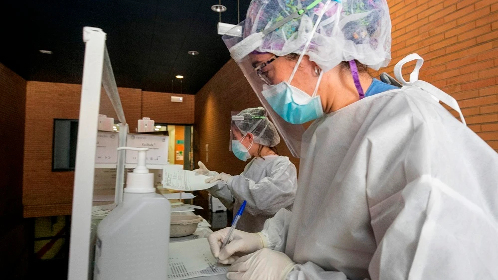 Sanitarias esperan la llegada de pacientes a los que realizar test PCR