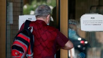 Un grupo de personas esperan en el exterior del Hospital Reina Sofía de Tudela