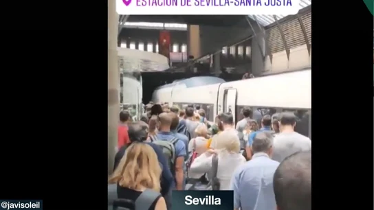 Imagen de aglomeraciones en la estación de tren de Santa Justa Imagen de aglomeraciones en la estación de tren de Santa Justa