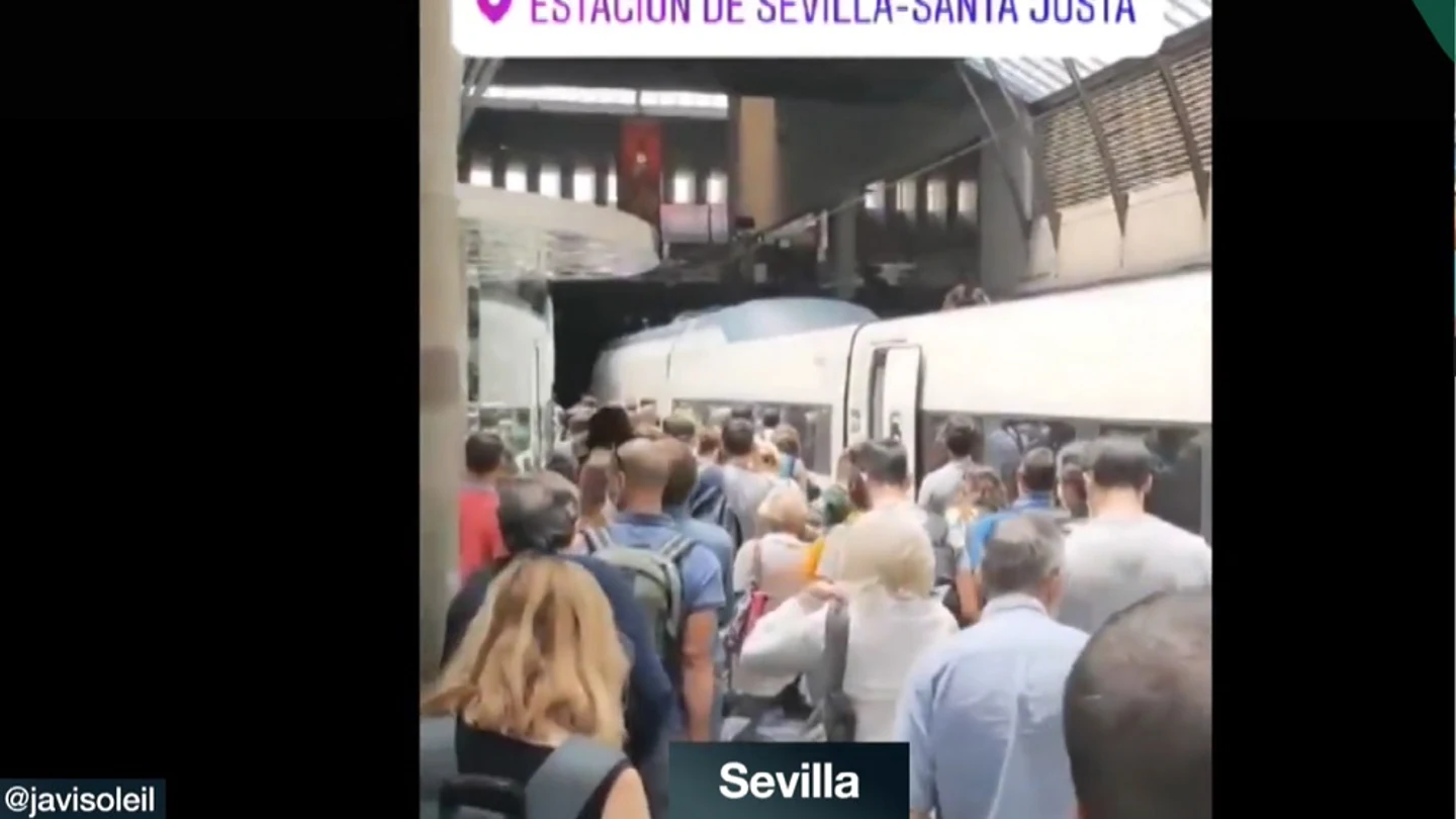 Imagen de aglomeraciones en la estación de tren de Santa Justa Imagen de aglomeraciones en la estación de tren de Santa Justa