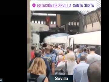 Imagen de aglomeraciones en la estación de tren de Santa Justa Imagen de aglomeraciones en la estación de tren de Santa Justa