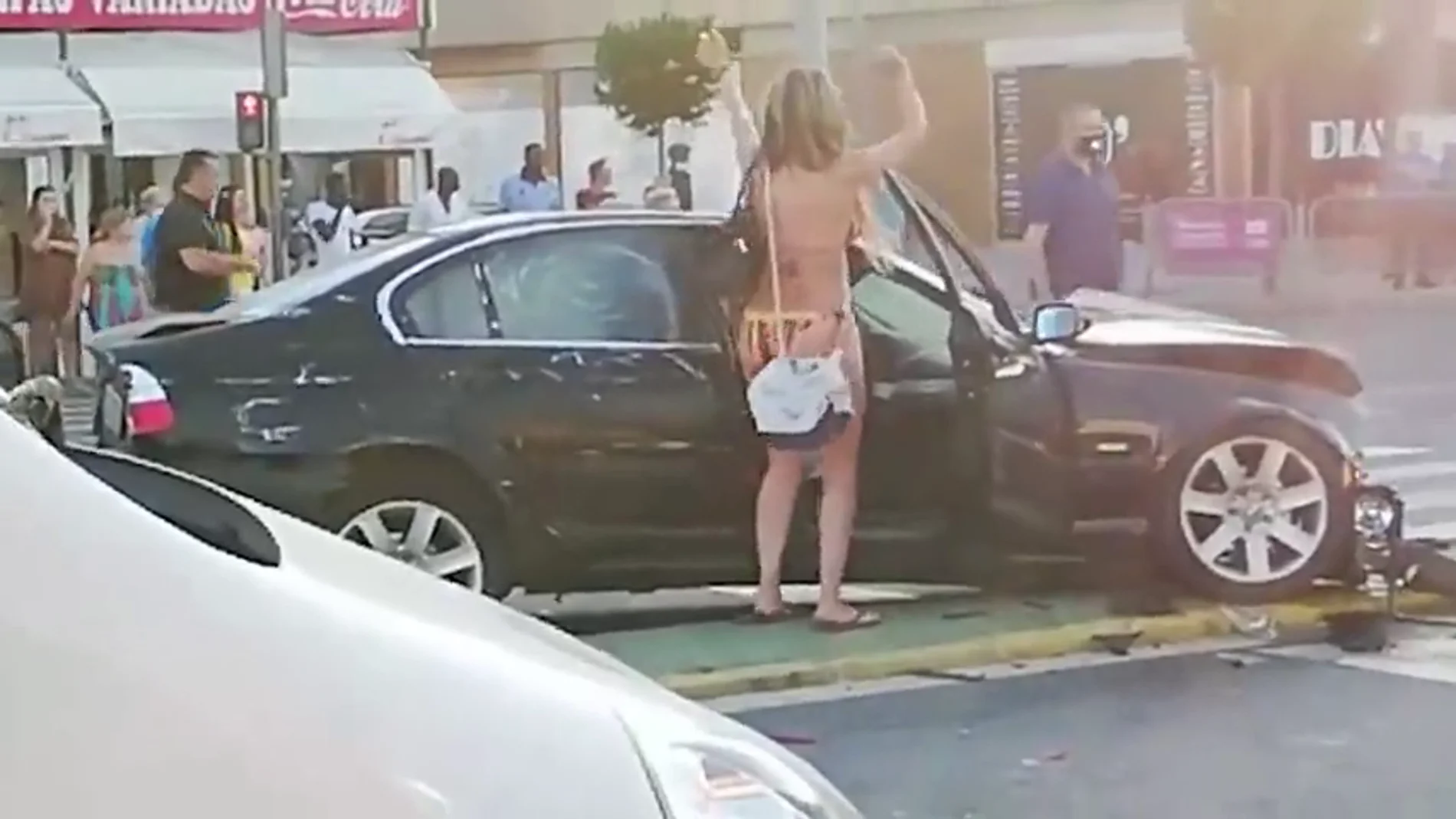 Un accidente en Lepe causa gran revuelo: la conductora, en bikini y chanclas, baila en la calle tras chocar