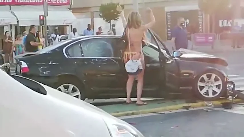 Un accidente en Lepe causa gran revuelo: la conductora, en bikini y chanclas, baila en la calle tras chocar