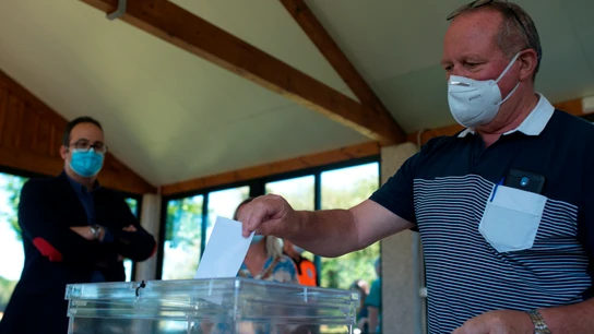 El coordinador de prevención de las elecciones de la Xunta, Emilio de la Iglesia, observa una votación simulada durante la visita a un colegio electoral de Galicia Elecciones vascas y gallegas 2020
