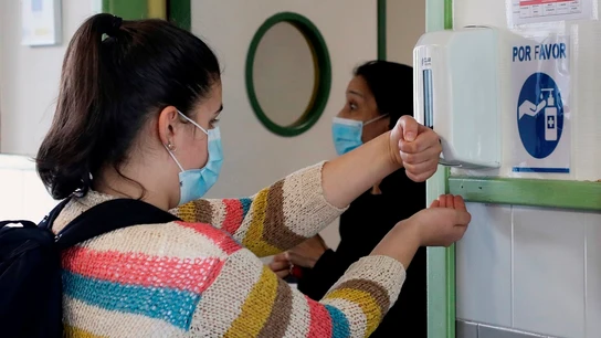 Imagen de una mujer aplicándose gel hidroalcohólico en las manos Imagen de una mujer aplicándose gel hidroalcohólico en las manos