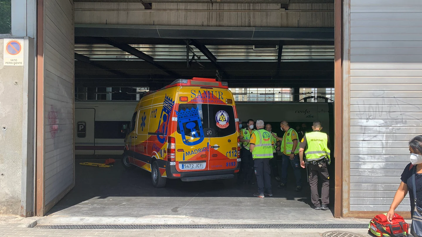 Sanitarios del Samur atendiendo a la joven en la Estación de Atocha Sanitarios del Samur atendiendo a la joven en la Estación de Atocha