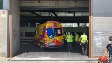 Sanitarios del Samur atendiendo a la joven en la Estación de Atocha