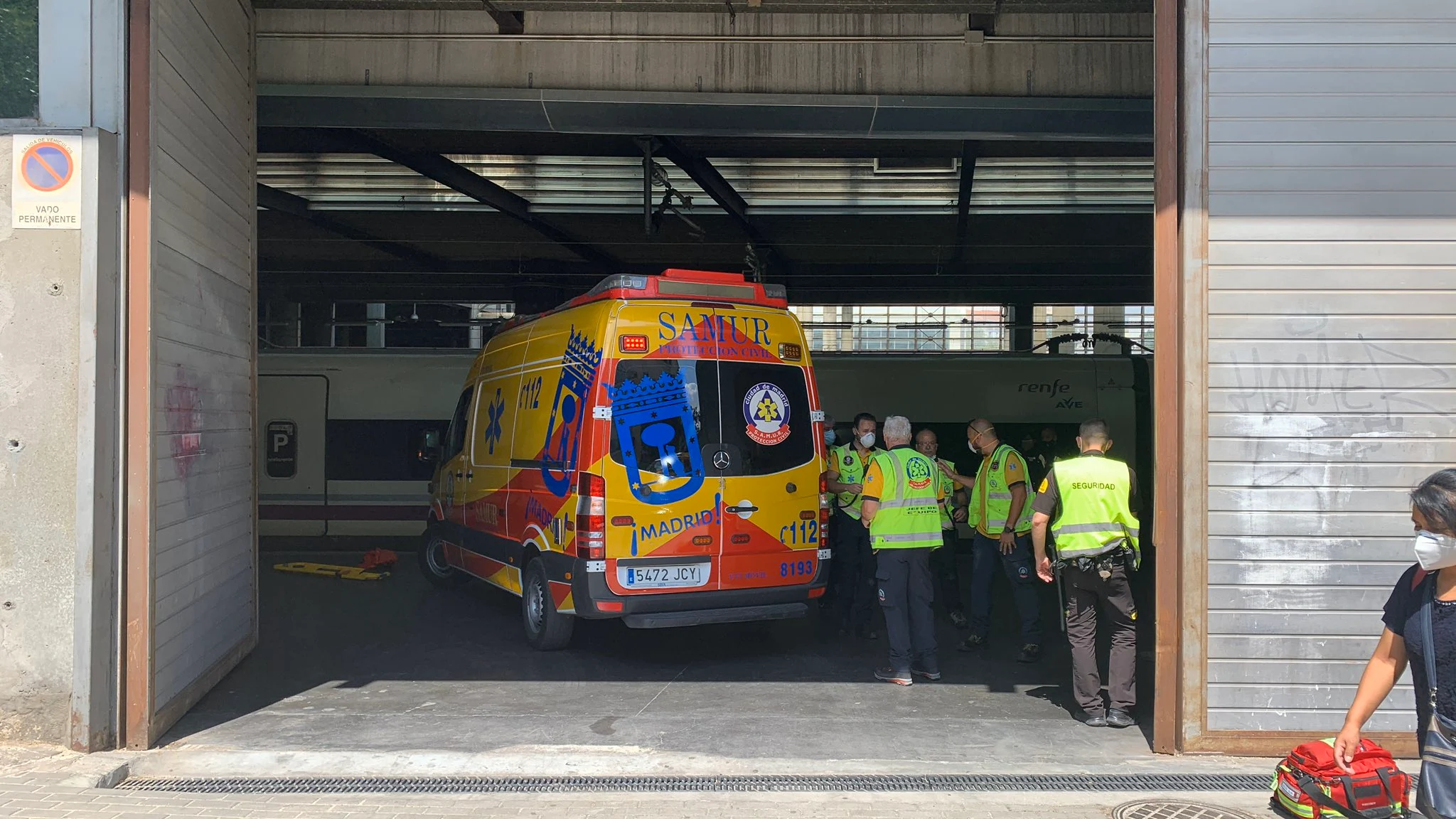 Sanitarios del Samur atendiendo a la joven en la Estación de Atocha