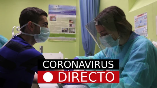 Una sanitaria realiza un análisis a una persona Una sanitaria realiza un análisis a una persona