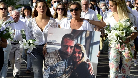 La mujer del fallecido sostiene un retrato junto a su marido durante una marcha en Bayona La mujer del fallecido sostiene un retrato junto a su marido durante una marcha en Bayona