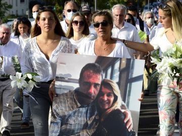 La mujer del fallecido sostiene un retrato junto a su marido durante una marcha en Bayona La mujer del fallecido sostiene un retrato junto a su marido durante una marcha en Bayona