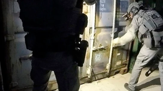 Miembros de la Policía holandesa examinan uno de los contenedores usados como prisiones y localizados durante una operación policial  Miembros de la Policía holandesa examinan uno de los contenedores usados como prisiones y localizados durante una operación policial