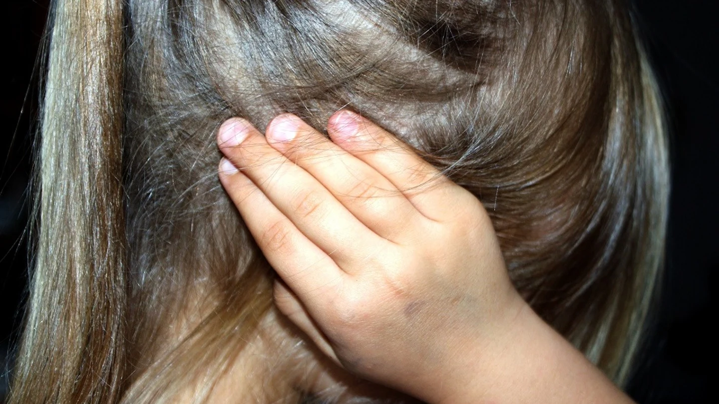 Imagen de archivo de una niña tapándose los oídos Imagen de archivo de una niña tapándose los oídos