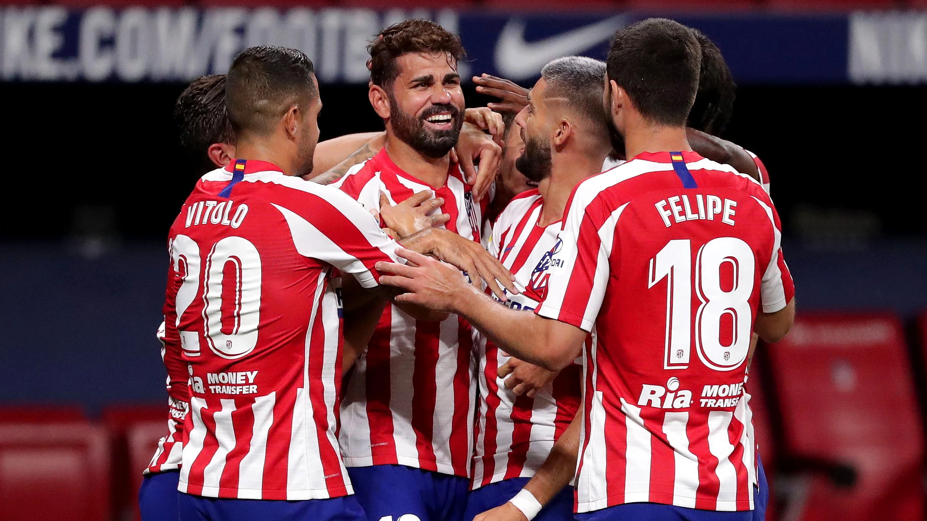 Los jugadores del Atlético de Madrid celebran el gol de Diego Costa