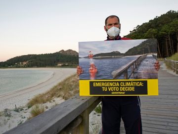 Un activista de Greenpeace sujeta un cartel en el que alerta de la emergencia climática Un activista de Greenpeace sujeta un cartel en el que alerta de la emergencia climática