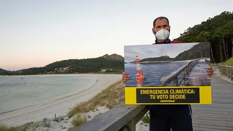 Un activista de Greenpeace sujeta un cartel en el que alerta de la emergencia climática Un activista de Greenpeace sujeta un cartel en el que alerta de la emergencia climática