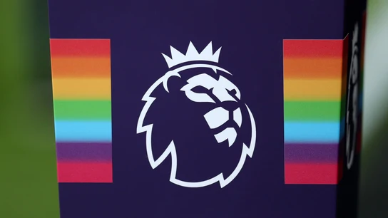La bandera arcoíris y el símbolo de la Premier League La bandera arcoíris y el símbolo de la Premier League