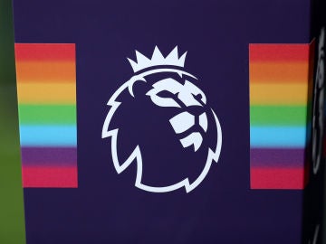 La bandera arcoíris y el símbolo de la Premier League La bandera arcoíris y el símbolo de la Premier League
