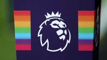 La bandera arcoíris y el símbolo de la Premier League