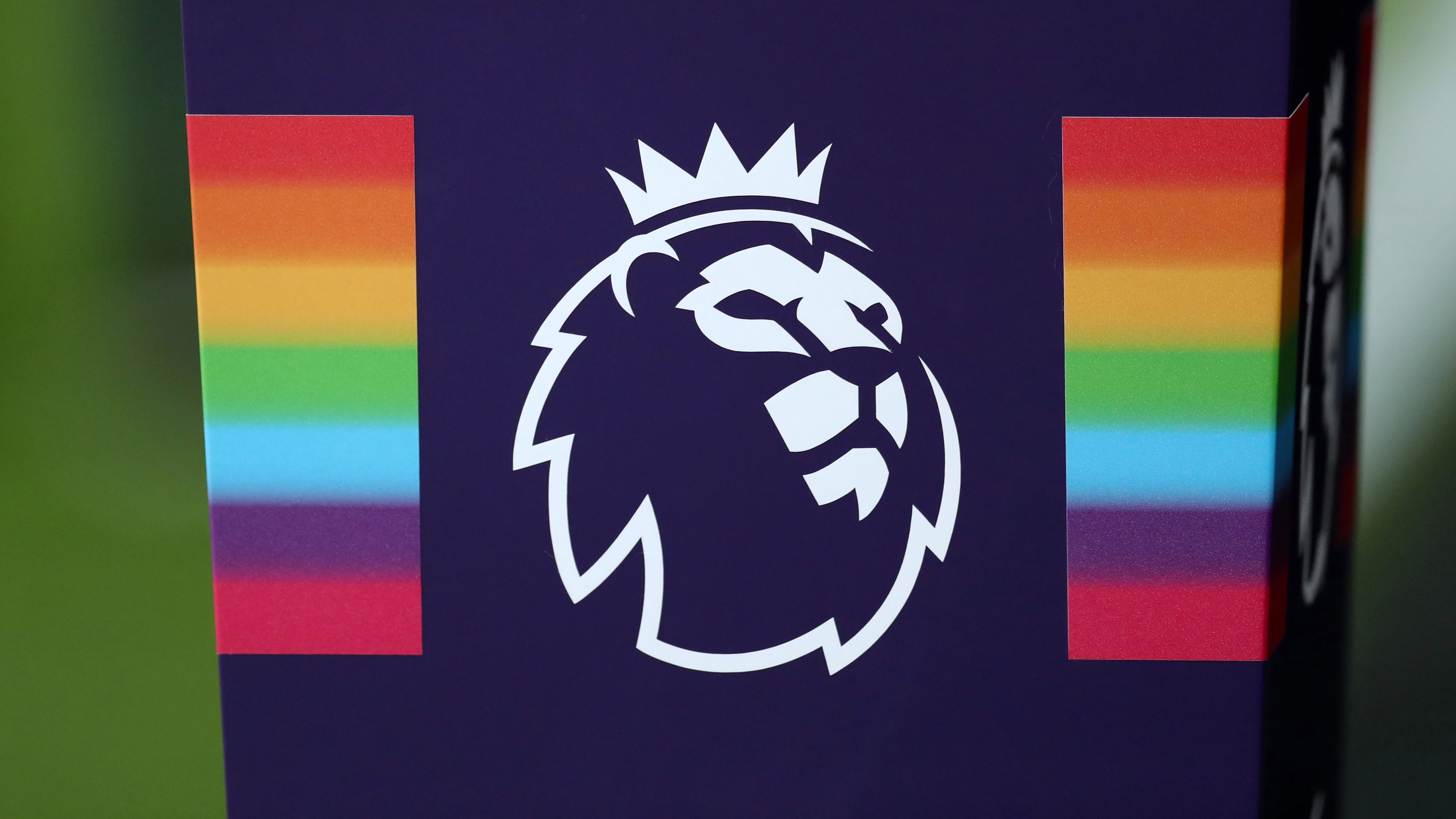 La bandera arcoíris y el símbolo de la Premier League