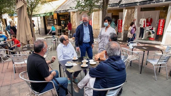 Urkullu junto a su esposa durante la jornada de reflexión en Euskadi Urkullu junto a su esposa durante la jornada de reflexión en Euskadi