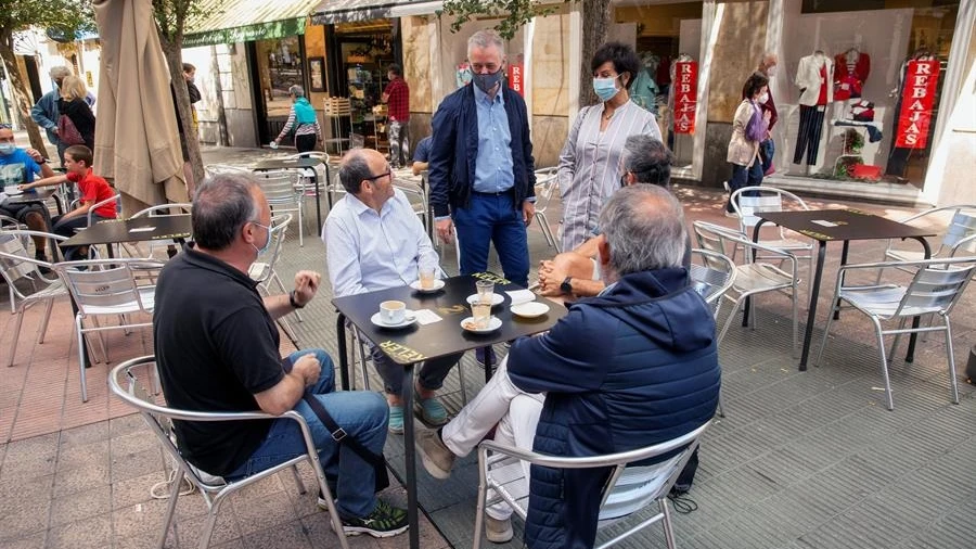 Urkullu junto a su esposa durante la jornada de reflexión en Euskadi