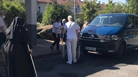 Personas mayores en un colegio de la zona de Rairo en Ourense Personas mayores en un colegio de la zona de Rairo en Ourense