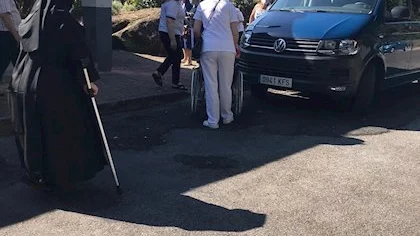 Personas mayores en un colegio de la zona de Rairo en Ourense