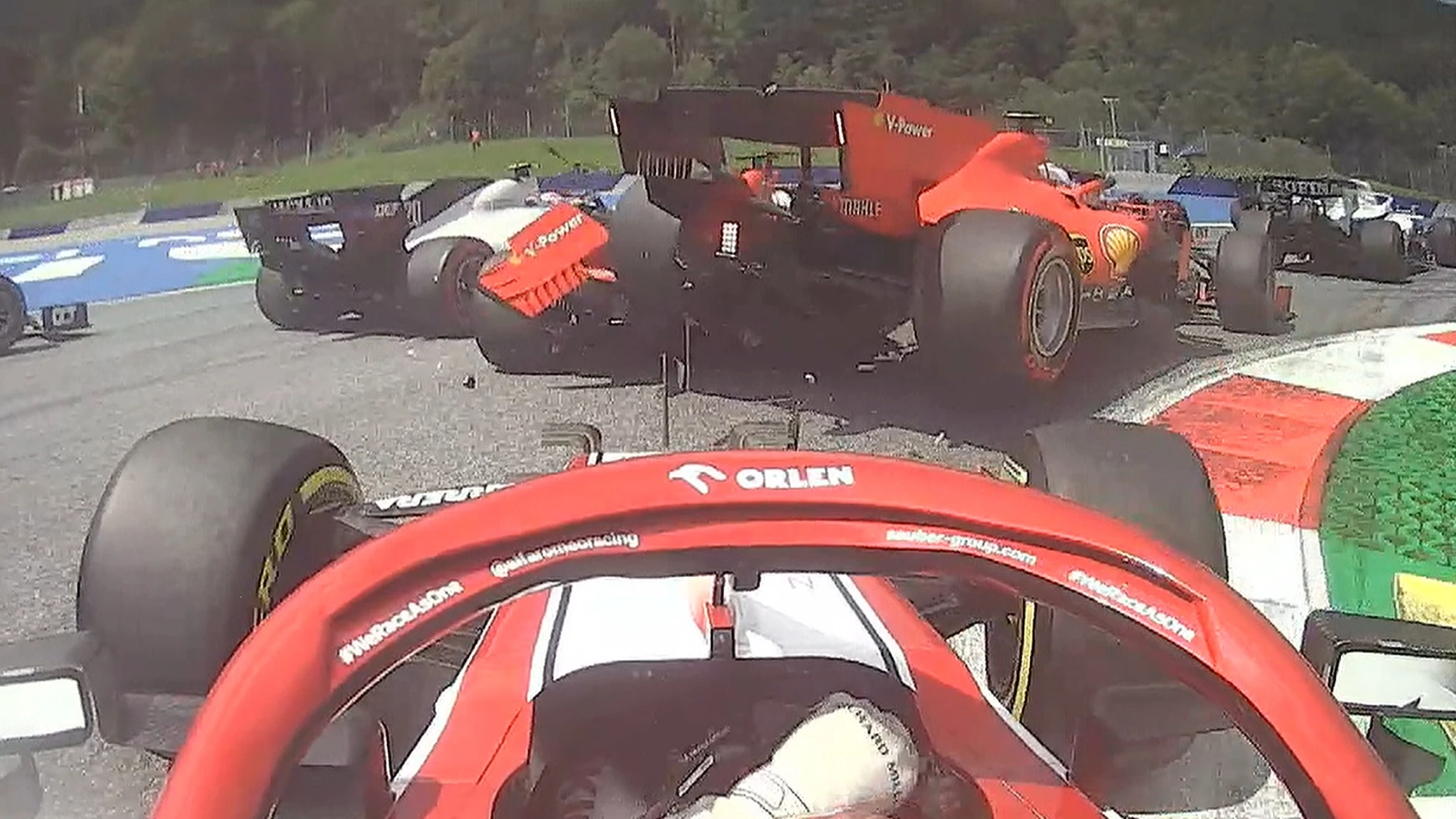 Raikkonen ve en primera línea el toque de los Ferrari
