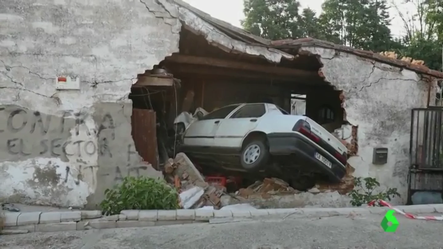 Un conductor se sale de la carretera y empotra su coche contra una vivienda en Cabrerizos, Salamanca Un conductor se sale de la carretera y empotra su coche contra una vivienda en Cabrerizos, Salamanca