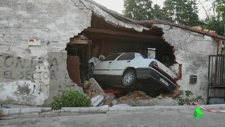 Un conductor se sale de la carretera y empotra su coche contra una vivienda en Cabrerizos, Salamanca