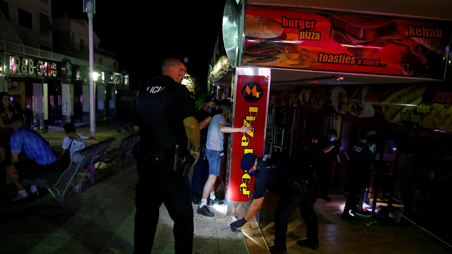 La Policía realiza cacheos a varios jóvenes en Magaluf La Policía realiza cacheos a varios jóvenes en Magaluf