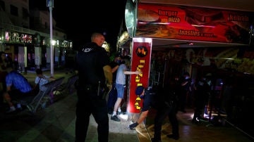 La Policía realiza cacheos a varios jóvenes en Magaluf